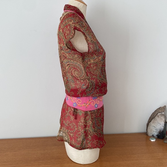 Made in Nepal wrap around wine paisley short sleeved blouse. Ties inside… - Picture 3 of 17